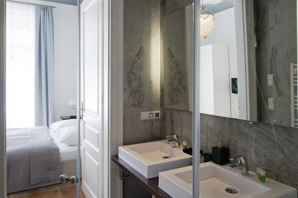 6 Rooms - 1070 Vienna Apartment