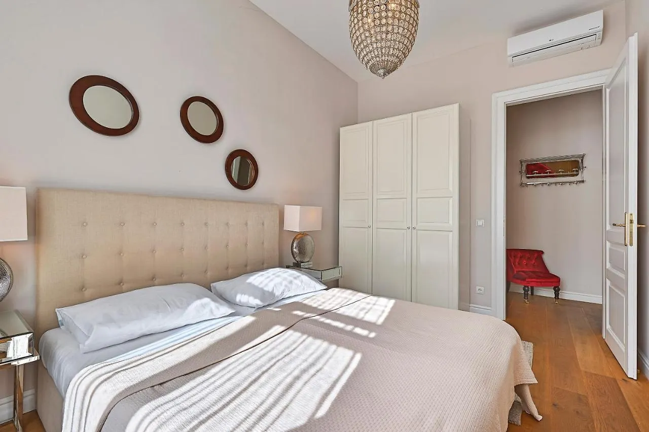 6 Rooms - 1070 Vienna