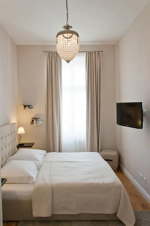 6 Rooms - 1070 Vienna Apartment